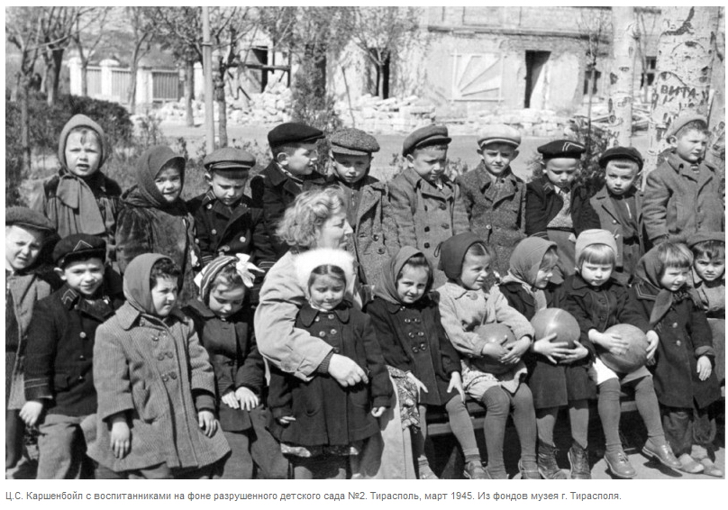  Март. На фоне разрушенного детского сада N2